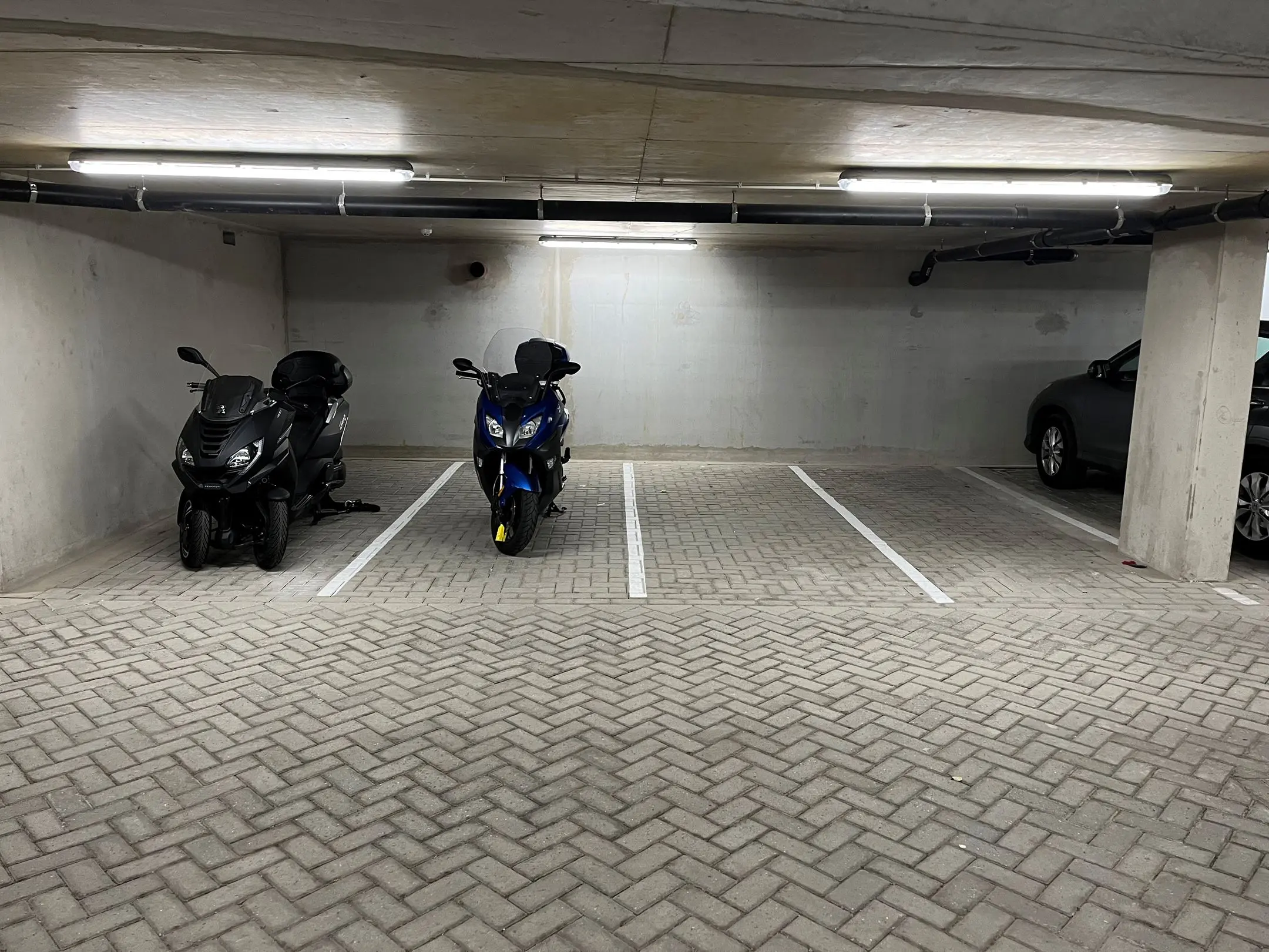 Motorparkeerplaats met grondanker